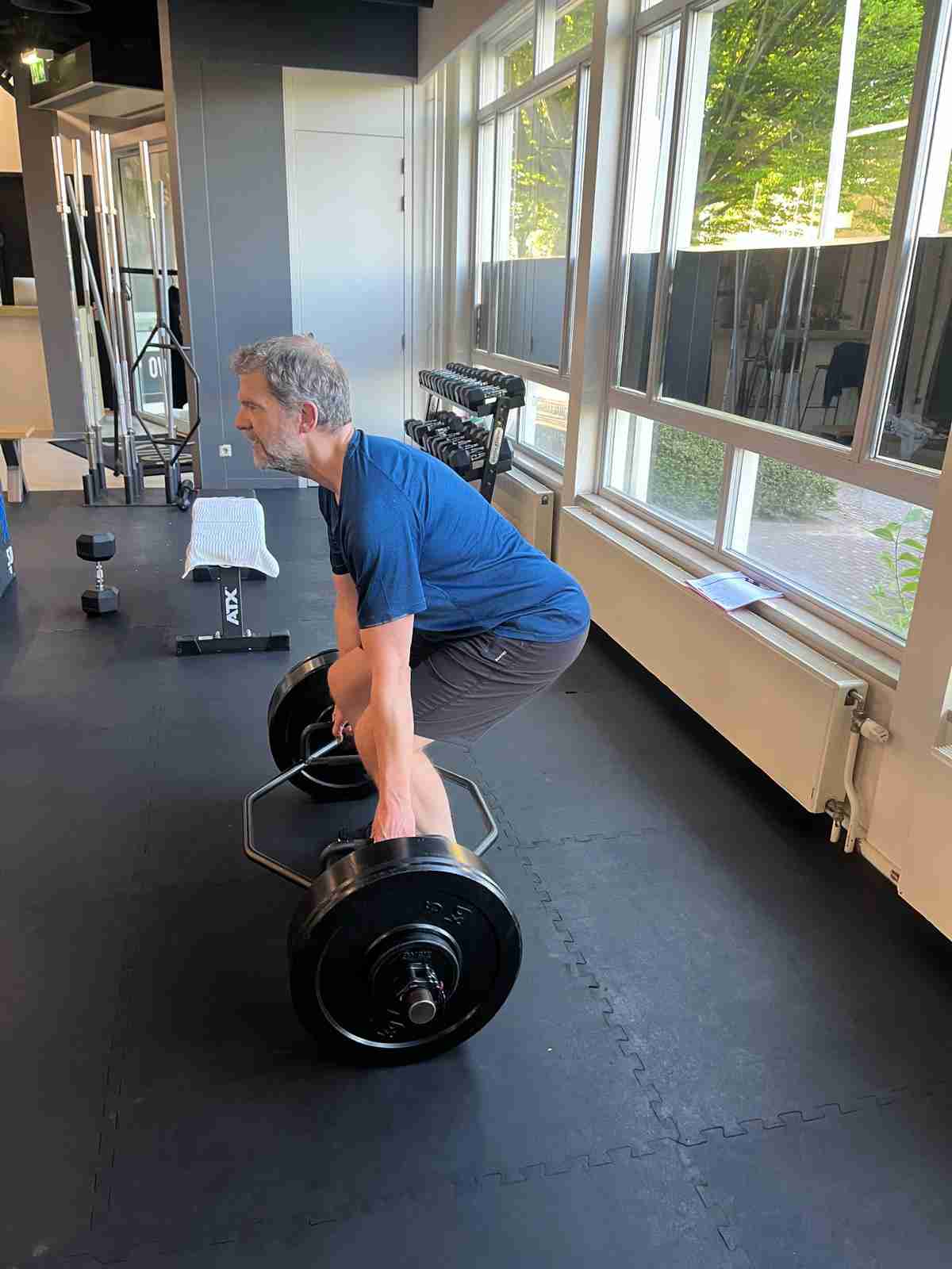 Duo Personal Training Martijn - Man met blauw shirt, doet een deadlift.
